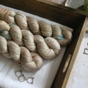 une-louve-dans-les-bois-1-laine-artisanal-teinte-main-alpaga-soie-cachemire-en-amoureux-sur-la-plage une-louve-dans-les-bois-1-laine-artisanal-teinte-main-alpaga-soie-cachemire-en-amoureux-sur-la-plage