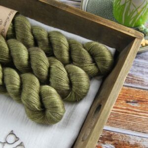une-louve-dans-les-bois-1-laine-artisanal-teinte-main-alpaga-soie-cachemire-en-terres-d-irlande une-louve-dans-les-bois-1-laine-artisanal-teinte-main-alpaga-soie-cachemire-en-terres-d-irlande