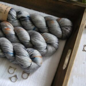 une-louve-dans-les-bois-1-laine-artisanal-teinte-main-alpaga-soie-cachemire-epaves-en-mer-d-iroise une-louve-dans-les-bois-1-laine-artisanal-teinte-main-alpaga-soie-cachemire-epaves-en-mer-d-iroise
