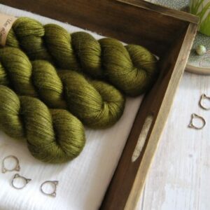une-louve-dans-les-bois-1-laine-artisanal-teinte-main-alpaga-soie-cachemire-foret-noire une-louve-dans-les-bois-1-laine-artisanal-teinte-main-alpaga-soie-cachemire-foret-noire