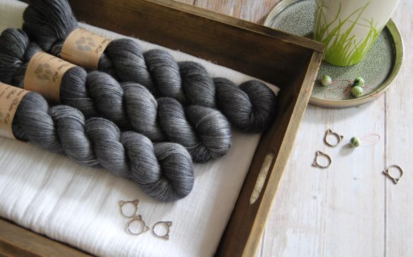 une-louve-dans-les-bois-1-laine-artisanal-teinte-main-alpaga-soie-cachemire-graphite