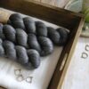 une-louve-dans-les-bois-1-laine-artisanal-teinte-main-alpaga-soie-cachemire-graphite une-louve-dans-les-bois-1-laine-artisanal-teinte-main-alpaga-soie-cachemire-graphite