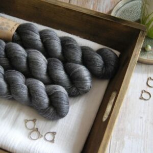 une-louve-dans-les-bois-1-laine-artisanal-teinte-main-alpaga-soie-cachemire-graphite une-louve-dans-les-bois-1-laine-artisanal-teinte-main-alpaga-soie-cachemire-graphite