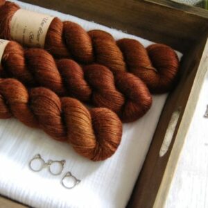 une-louve-dans-les-bois-1-laine-artisanal-teinte-main-alpaga-soie-cachemire-l-odeur-du-bois une-louve-dans-les-bois-1-laine-artisanal-teinte-main-alpaga-soie-cachemire-l-odeur-du-bois