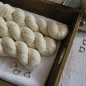 une-louve-dans-les-bois-1-laine-artisanal-teinte-main-alpaga-soie-cachemire-mer-d-amundsen une-louve-dans-les-bois-1-laine-artisanal-teinte-main-alpaga-soie-cachemire-mer-d-amundsen