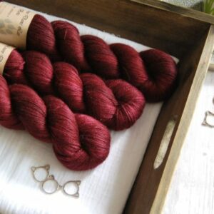 une-louve-dans-les-bois-1-laine-artisanal-teinte-main-alpaga-soie-cachemire-petite-griotte une-louve-dans-les-bois-1-laine-artisanal-teinte-main-alpaga-soie-cachemire-petite-griotte