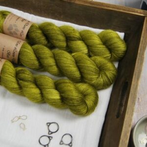 une-louve-dans-les-bois-1-laine-artisanal-teinte-main-alpaga-soie-cachemire-sous-les-tilleuls une-louve-dans-les-bois-1-laine-artisanal-teinte-main-alpaga-soie-cachemire-sous-les-tilleuls