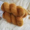 une-louve-dans-les-bois-1-laine-artisanal-teinte-main-angora-cassonade une-louve-dans-les-bois-1-laine-artisanal-teinte-main-angora-cassonade