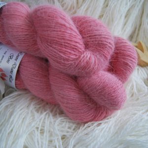 une-louve-dans-les-bois-1-laine-artisanal-teinte-main-angora-coeur-de-cerise