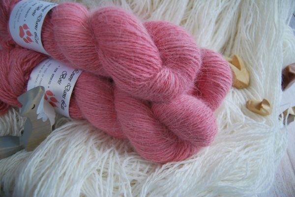 une-louve-dans-les-bois-1-laine-artisanal-teinte-main-angora-coeur-de-cerise