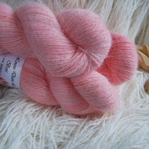 une-louve-dans-les-bois-1-laine-artisanal-teinte-main-angora-coral-bay