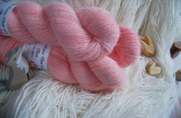 une-louve-dans-les-bois-1-laine-artisanal-teinte-main-angora-coral-bay