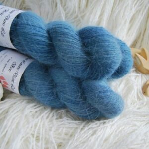 une-louve-dans-les-bois-1-laine-artisanal-teinte-main-angora-dans-les-profondeurs