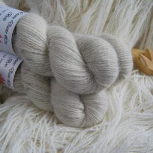 une-louve-dans-les-bois-1-laine-artisanal-teinte-main-angora-latte