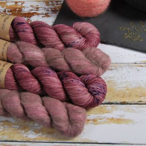 une-louve-dans-les-bois-1-laine-artisanal-teinte-main-emy-merino-surialpaga-blueberry-sorbet
