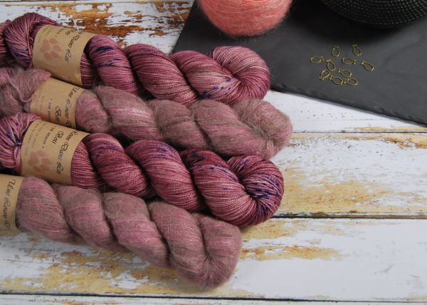 une-louve-dans-les-bois-1-laine-artisanal-teinte-main-emy-merino-surialpaga-blueberry-sorbet