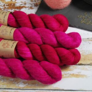 une-louve-dans-les-bois-1-laine-artisanal-teinte-main-emy-merino-surialpaga-bollywood une-louve-dans-les-bois-1-laine-artisanal-teinte-main-emy-merino-surialpaga-bollywood