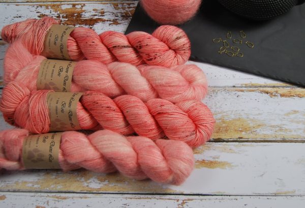 une-louve-dans-les-bois-1-laine-artisanal-teinte-main-emy-merino-surialpaga-caliente-coral-bay