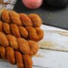 une-louve-dans-les-bois-1-laine-artisanal-teinte-main-emy-merino-surialpaga-cassonade
