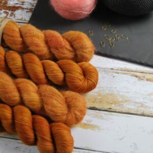 une-louve-dans-les-bois-1-laine-artisanal-teinte-main-emy-merino-surialpaga-cassonade une-louve-dans-les-bois-1-laine-artisanal-teinte-main-emy-merino-surialpaga-cassonade