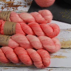 une-louve-dans-les-bois-1-laine-artisanal-teinte-main-emy-merino-surialpaga-coral-bay