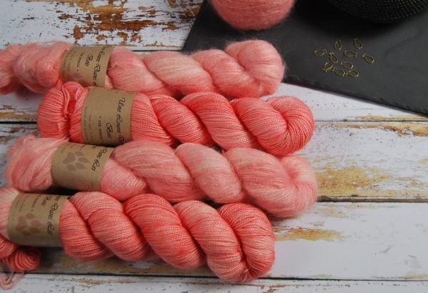 une-louve-dans-les-bois-1-laine-artisanal-teinte-main-emy-merino-surialpaga-coral-bay