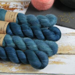 une-louve-dans-les-bois-1-laine-artisanal-teinte-main-emy-merino-surialpaga-dans-les-profondeurs une-louve-dans-les-bois-1-laine-artisanal-teinte-main-emy-merino-surialpaga-dans-les-profondeurs