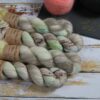 une-louve-dans-les-bois-1-laine-artisanal-teinte-main-emy-merino-surialpaga-ecumes une-louve-dans-les-bois-1-laine-artisanal-teinte-main-emy-merino-surialpaga-ecumes