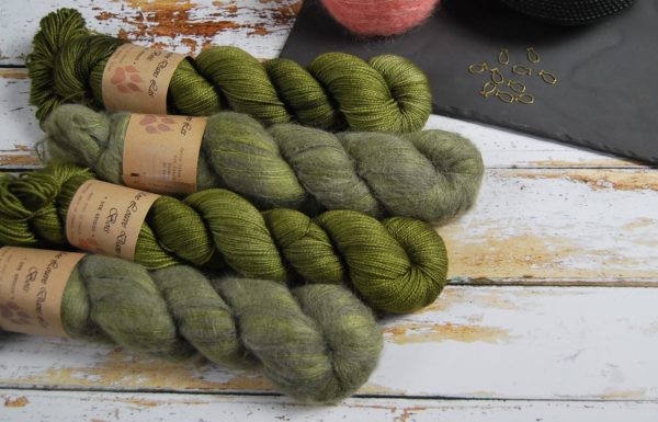 une-louve-dans-les-bois-1-laine-artisanal-teinte-main-emy-merino-surialpaga-en-terre-d-irlande