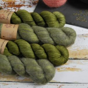 une-louve-dans-les-bois-1-laine-artisanal-teinte-main-emy-merino-surialpaga-en-terre-d-irlande une-louve-dans-les-bois-1-laine-artisanal-teinte-main-emy-merino-surialpaga-en-terre-d-irlande