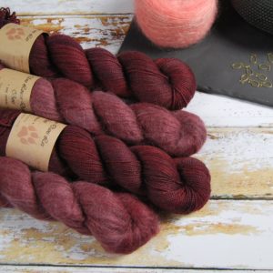 une-louve-dans-les-bois-1-laine-artisanal-teinte-main-emy-merino-surialpaga-erables-en-automne