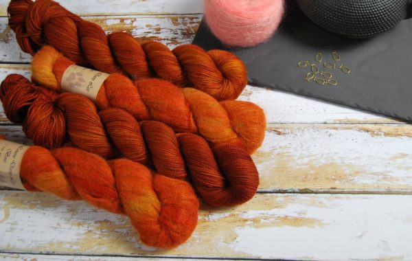 une-louve-dans-les-bois-1-laine-artisanal-teinte-main-emy-merino-surialpaga-fall