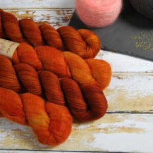 une-louve-dans-les-bois-1-laine-artisanal-teinte-main-emy-merino-surialpaga-fall une-louve-dans-les-bois-1-laine-artisanal-teinte-main-emy-merino-surialpaga-fall