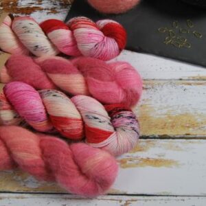 une-louve-dans-les-bois-1-laine-artisanal-teinte-main-emy-merino-surialpaga-festival une-louve-dans-les-bois-1-laine-artisanal-teinte-main-emy-merino-surialpaga-festival