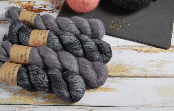 une-louve-dans-les-bois-1-laine-artisanal-teinte-main-emy-merino-surialpaga-graphite