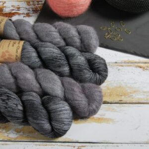 une-louve-dans-les-bois-1-laine-artisanal-teinte-main-emy-merino-surialpaga-graphite une-louve-dans-les-bois-1-laine-artisanal-teinte-main-emy-merino-surialpaga-graphite