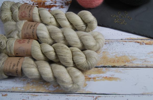 une-louve-dans-les-bois-1-laine-artisanal-teinte-main-emy-merino-surialpaga-latte