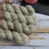 une-louve-dans-les-bois-1-laine-artisanal-teinte-main-emy-merino-surialpaga-latte une-louve-dans-les-bois-1-laine-artisanal-teinte-main-emy-merino-surialpaga-latte