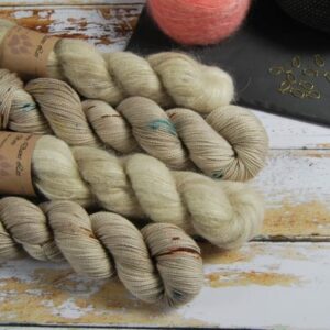 une-louve-dans-les-bois-1-laine-artisanal-teinte-main-emy-merino-surialpaga-latte-en-amoureux-sur-la-plage une-louve-dans-les-bois-1-laine-artisanal-teinte-main-emy-merino-surialpaga-latte-en-amoureux-sur-la-plage