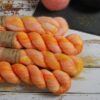 une-louve-dans-les-bois-1-laine-artisanal-teinte-main-emy-merino-surialpaga-marmelade-d-agrumes
