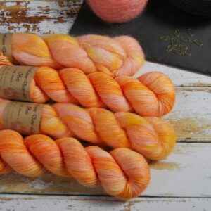 une-louve-dans-les-bois-1-laine-artisanal-teinte-main-emy-merino-surialpaga-marmelade-d-agrumes une-louve-dans-les-bois-1-laine-artisanal-teinte-main-emy-merino-surialpaga-marmelade-d-agrumes