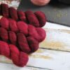 une-louve-dans-les-bois-1-laine-artisanal-teinte-main-emy-merino-surialpaga-petite-griotte une-louve-dans-les-bois-1-laine-artisanal-teinte-main-emy-merino-surialpaga-petite-griotte