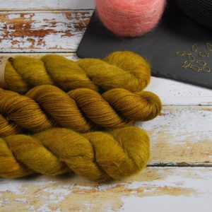 une-louve-dans-les-bois-1-laine-artisanal-teinte-main-emy-merino-surialpaga-ruee-vers-l-or