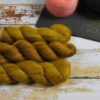 une-louve-dans-les-bois-1-laine-artisanal-teinte-main-emy-merino-surialpaga-ruee-vers-l-or une-louve-dans-les-bois-1-laine-artisanal-teinte-main-emy-merino-surialpaga-ruee-vers-l-or