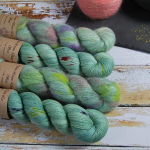 une-louve-dans-les-bois-1-laine-artisanal-teinte-main-emy-merino-surialpaga-sirenes