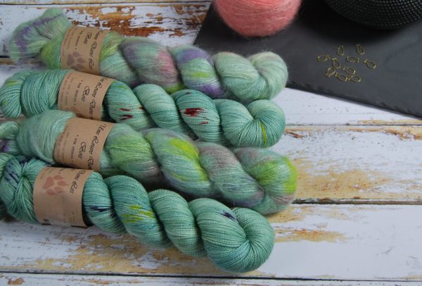 une-louve-dans-les-bois-1-laine-artisanal-teinte-main-emy-merino-surialpaga-sirenes