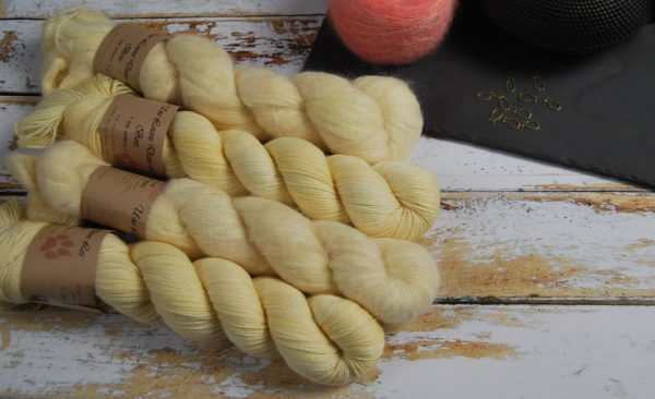 une-louve-dans-les-bois-1-laine-artisanal-teinte-main-emy-merino-surialpaga-soleil-de-minuit