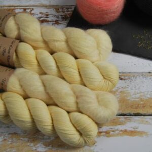 une-louve-dans-les-bois-1-laine-artisanal-teinte-main-emy-merino-surialpaga-soleil-de-minuit une-louve-dans-les-bois-1-laine-artisanal-teinte-main-emy-merino-surialpaga-soleil-de-minuit