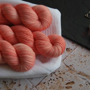 une-louve-dans-les-bois-1-laine-artisanal-teinte-main-fine-sock-merino-coral-bay