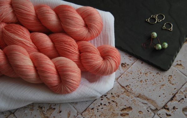 une-louve-dans-les-bois-1-laine-artisanal-teinte-main-fine-sock-merino-coral-bay